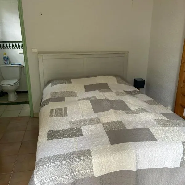 Chambre dans dépendance avec SDB privée: Mourèze şehrinde bir otel