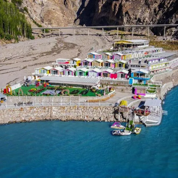 Luxus Hunza Attabad Lake Resort, מלון בSumaiyar