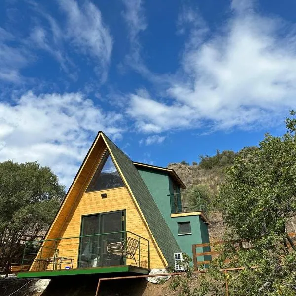 Mountain Wooden House by the River with Playground, Hotel in Askas