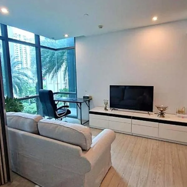 Lovely Green Peaceful Modern Asoke 55sqm Pool View Condo, отель в Бангкоке