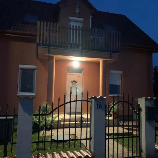 Fehér Orchidea Apartman, hôtel à Egerszalók