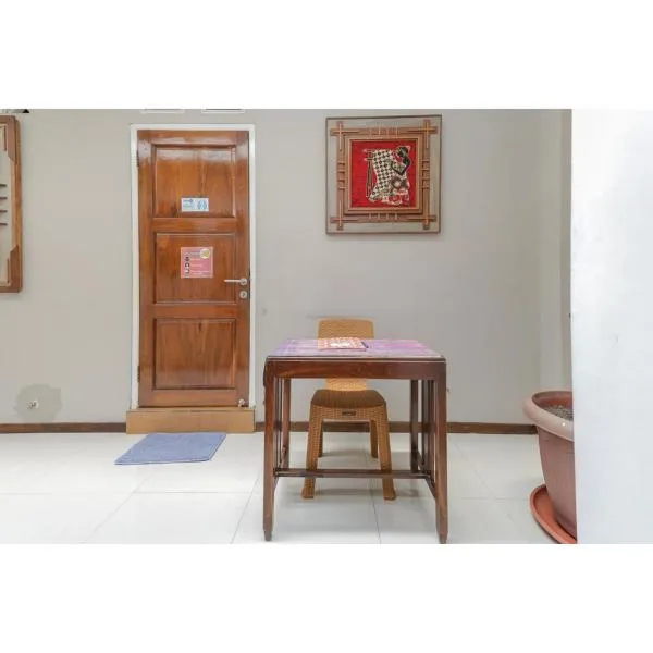 Reddoorz Syariah at House Of Melati Kepanjen – hotel w mieście Ngebruk