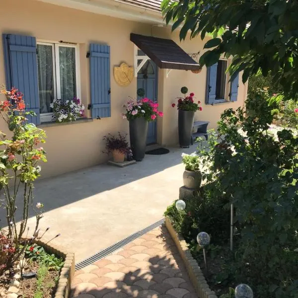 AUX BOIS de CERF, hotel v mestu Les Avenières