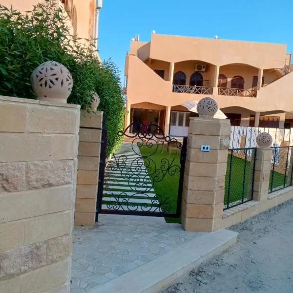 Halfmoon House, hotel El Alameinben