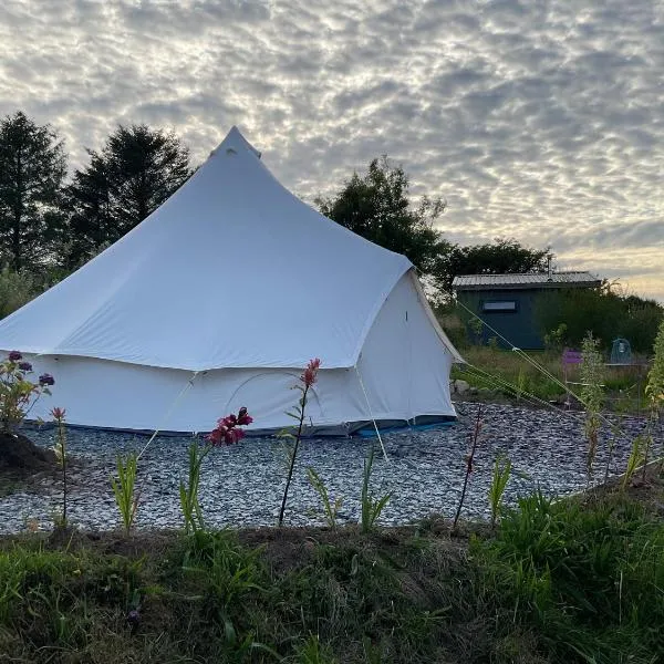 Glamping Meadow Bell Tent, hotel en Wendron