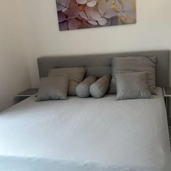 Two rooms family apartment near to station line S8 - No Party, Hotel in München