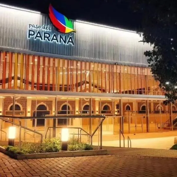 Excelente departamento, a metros del Shopping Paso del Paraná, vista al río Paraná, cochera techada privada - silencio - ideal para descansar - barrio residencial โรงแรมในปารานา