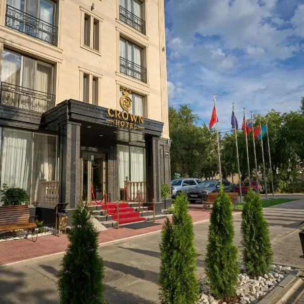 Crown Hotel, hotel en Privokzalʼnoye