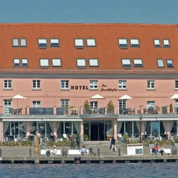 Hotel Am Yachthafen, hotelli kohteessa Waren