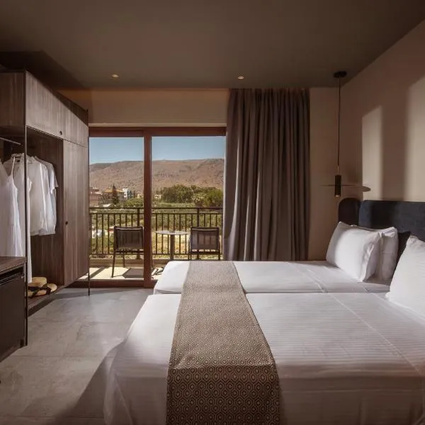 Petousis Hotel & Suites، فندق في أنوكيا