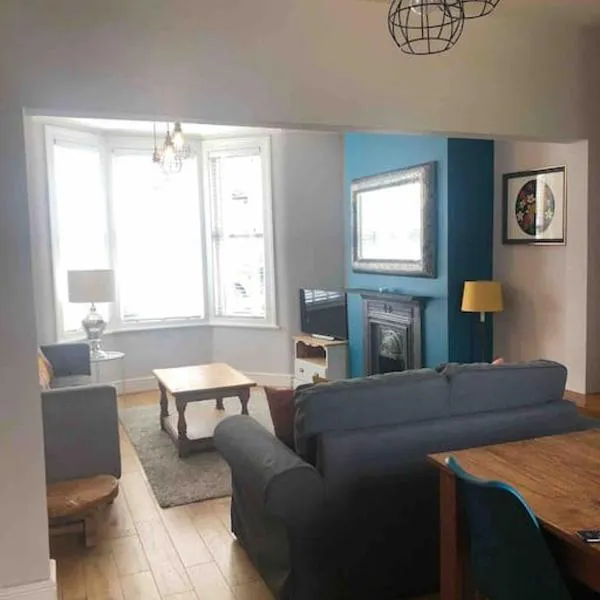 Gloucester Rd 2 mins away - Fab, new, trendy house, отель в Бристоле