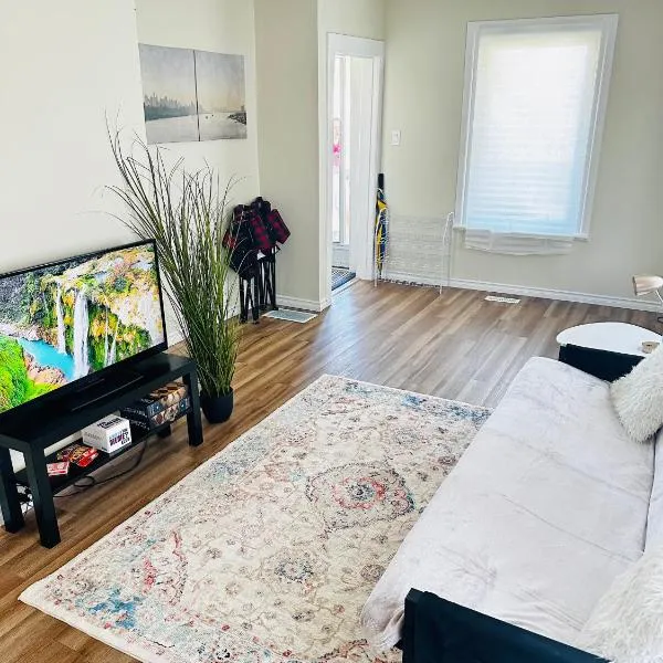 Cozy 2BR House Near Centre with BBQ, Backyard, and Netflix, hotel en Peterborough