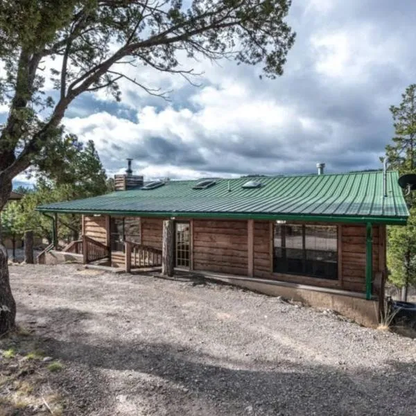 Hughes, Cabin at Ruidoso, with Forest View、ルイドソのホテル