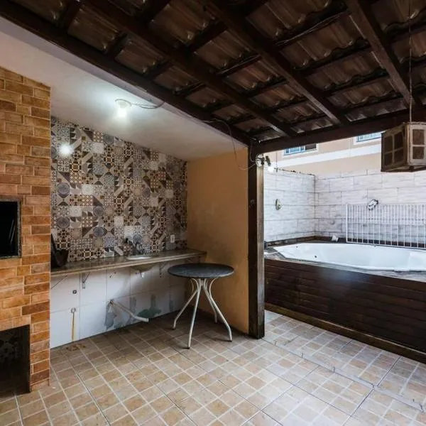 Casa de temporada com quintal interno, hotel en Palhoça