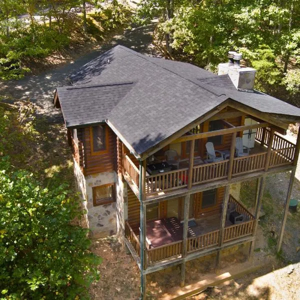 Viesnīca Private Smoky Mountain Luxury Log Home with 2 Fireplaces, Hot Tub & Community Pool pilsētā Sevjervila