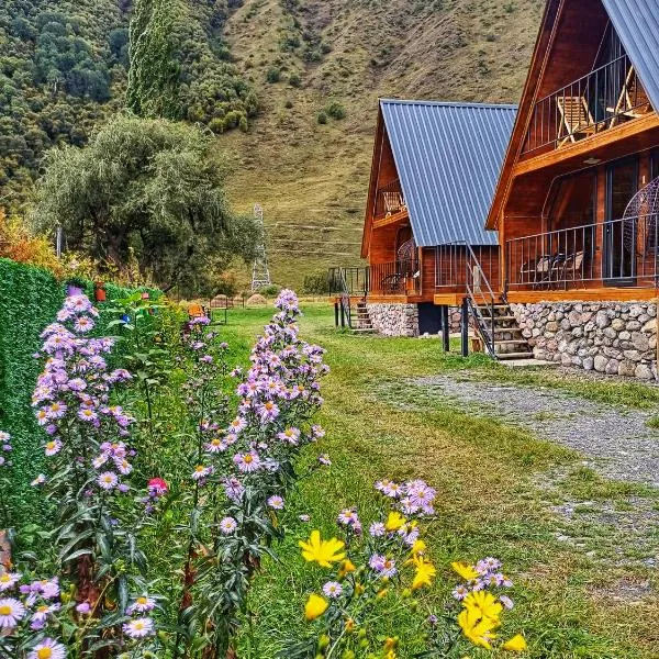 Panorama cottages in Sno, hotel v destinácii Gudauri