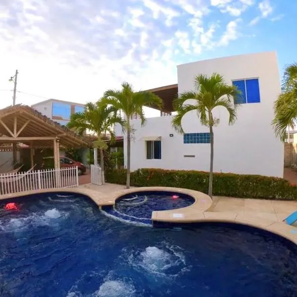 Casa con piscina y salida a la playa, hotel en Hacienda Santa María