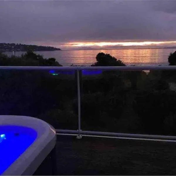 Beachfront House - Hot Tub, Ocean Views, Private Beach Pathway، فندق في وايت بيتش