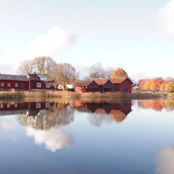 Remarkable Harbour View Cabin., hotel in Öregrund