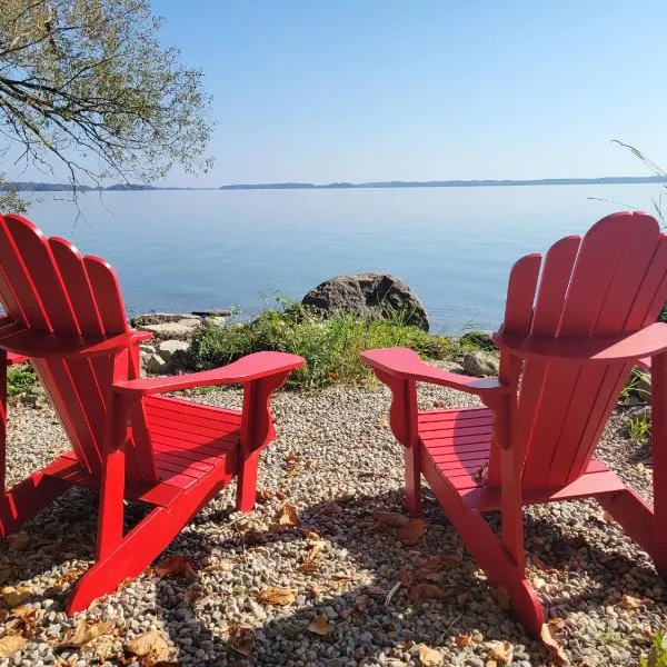 Unique waterfront house with private beach, hotell i Kingston