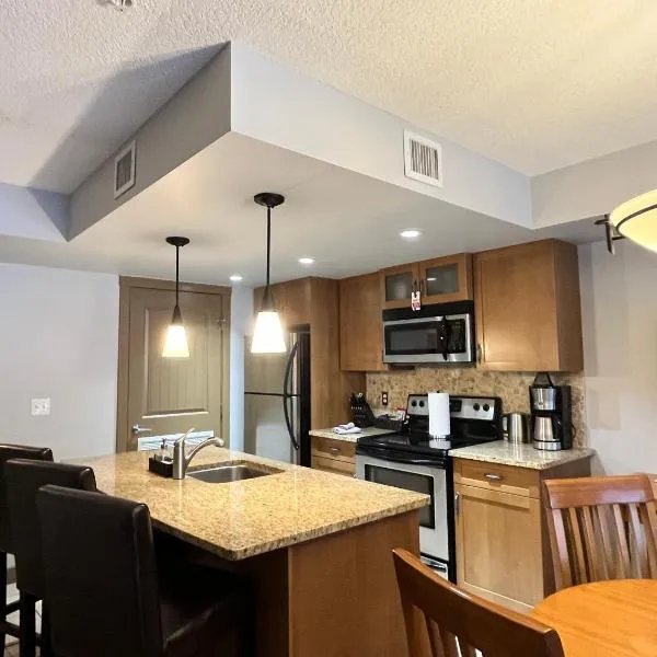 Perfect family 2-bed Condo with hot tub, hotell i Kananaskis Village