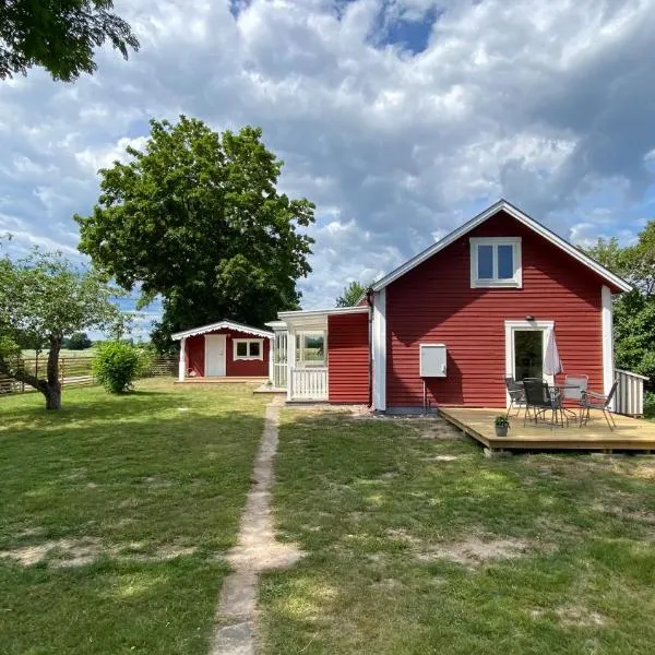 Charmig, nyrenoverat och fullt utrustad stuga. Anpassad för hundar, nära till naturen och havet. Gångavstånd till golfbana., hotelli kohteessa Hagby