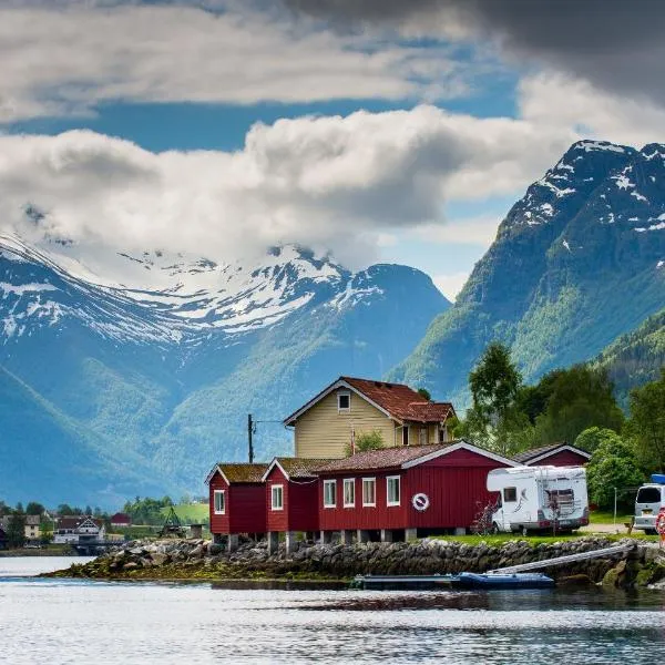 Nesset Fjordcamping, hótel í Loen