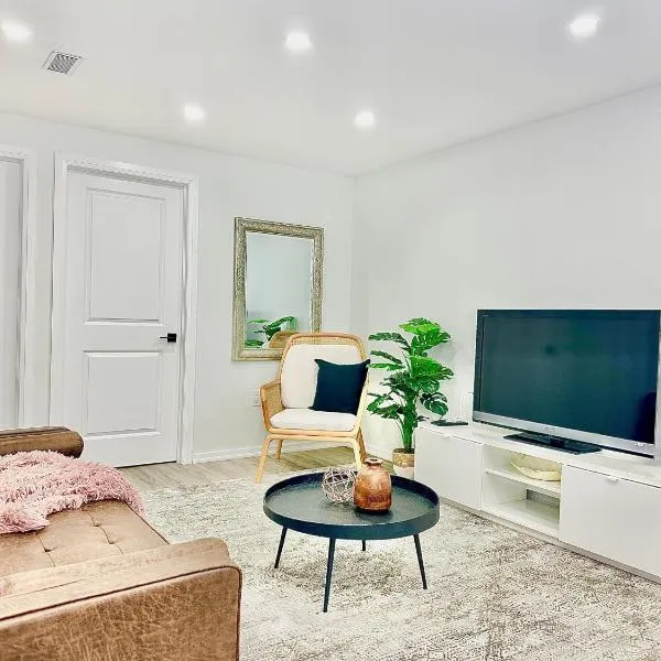 Chic 2Br Basement Haven for Families - Fast Wi-Fi, hotel u gradu 'Oakville'