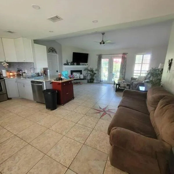 Beautiful 3 bedroom home 4 minutes from the beach, hotel en Pensacola