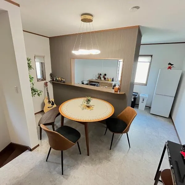 Charming New Home Launch: Direct access to Narita & Haneda Airports, Shinjuku, and Disneyland; Close to Asakusa & Akihabara!, hotel v mestu Funabashi