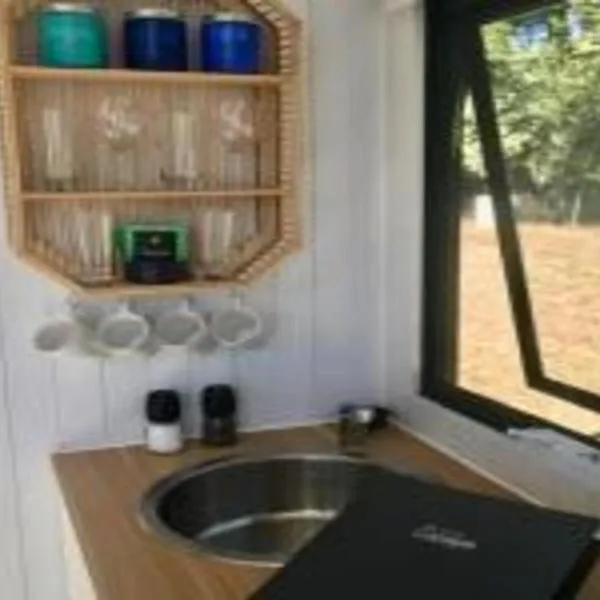 White Jacaranda Tiny House by Tiny Away, hotell i Maleny