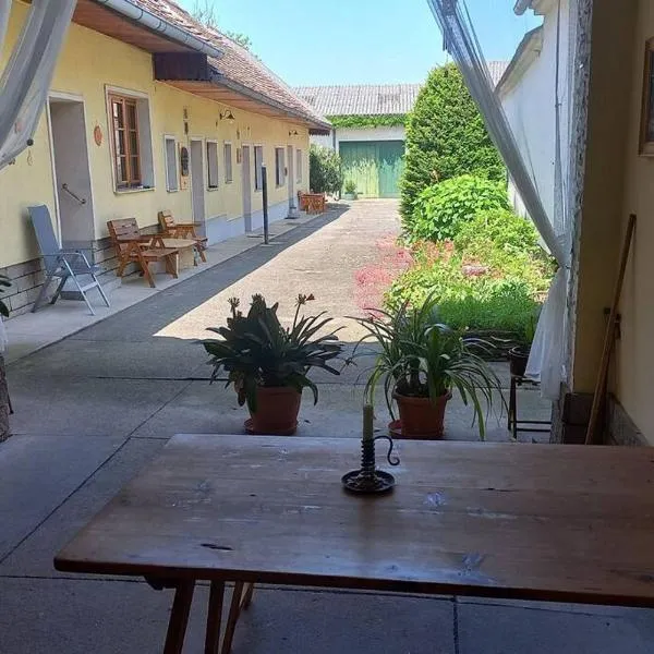 Bauernhaus mit großem Innenhof und Garten, hotell sihtkohas Seefeld-Kadolz