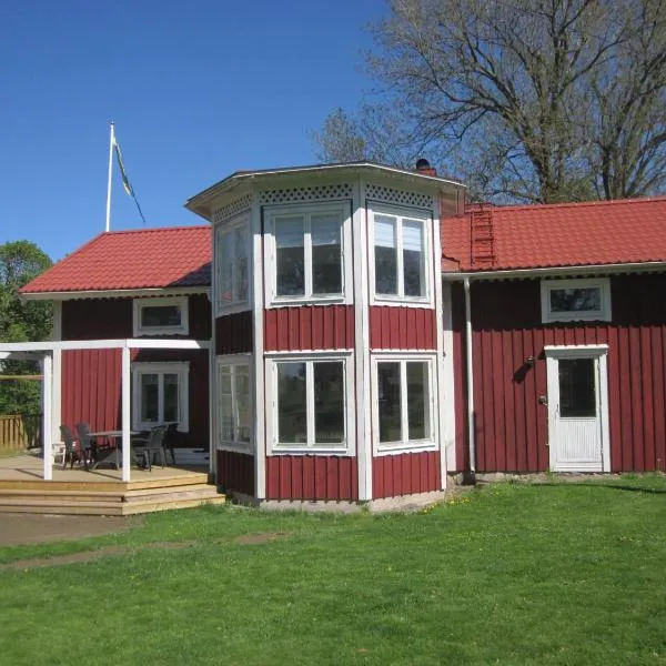 Huldas gård villa med självhushåll, hotel in Vretstorp