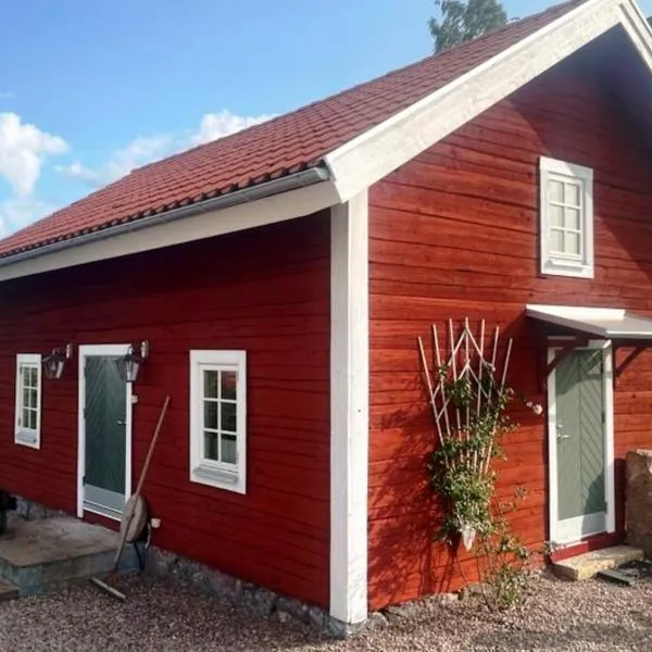 Nyrenoverad stuga nära naturen, hotel in Brokind