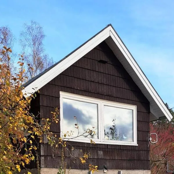 Litet strandnära hus på Adelsö, hotel in Hammarby