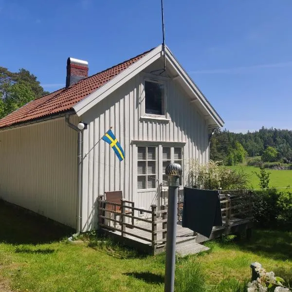 19th-century cottage on the Swedish West Coast, hotelli kohteessa Kungshamn