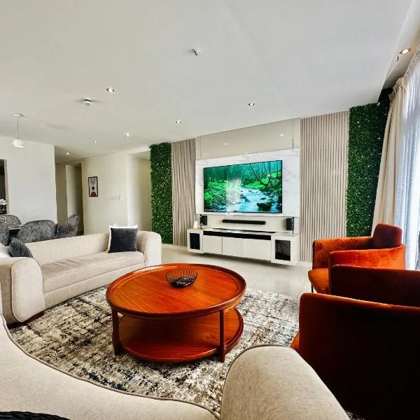 Luxury home 75”TV, 5mins from City Center & Beach、ダル・エス・サラームのホテル