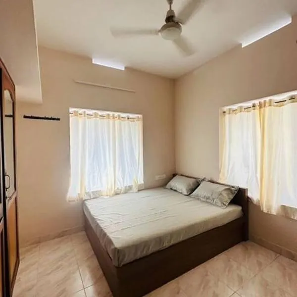 Home at Guruvayur 2 AC Room,1 single bed,Kitchen, hotel din Guruvayur