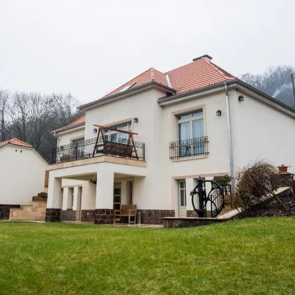 Völgy Villa, hotel a Leányfalu