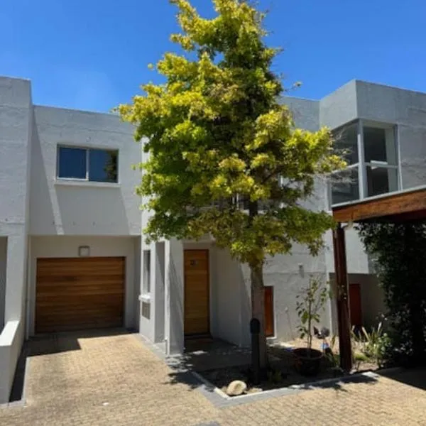 Luxury Townhouse in Stellenbosch CENTRAL (BACK-UP POWER), отель в Стелленбосе