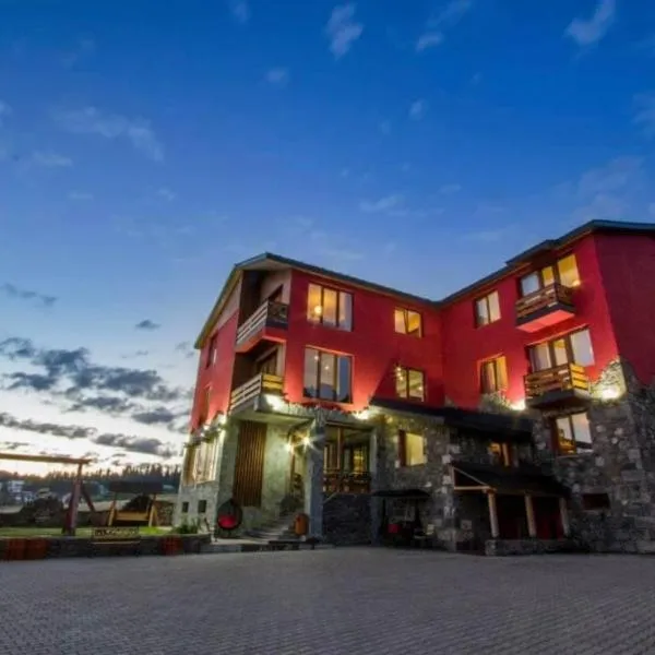 RED HOUSE: Bakuriani şehrinde bir otel