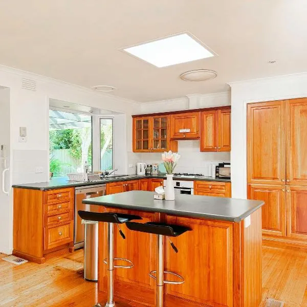 Serene 4Bed2Bath House w Parking Near Mornington Peninsula, hotel en Frankston