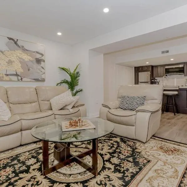 Luxury Basement Apartment in Oakville, hotel u gradu 'Oakville'