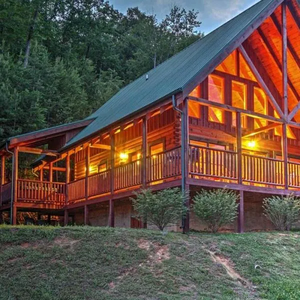 Solid Ground Lodge with Yard!, hotel en Pigeon Forge