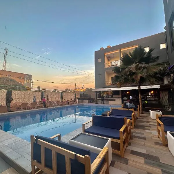 Apartments Plaza Hotel, hotelli kohteessa Madina Sey Kunda