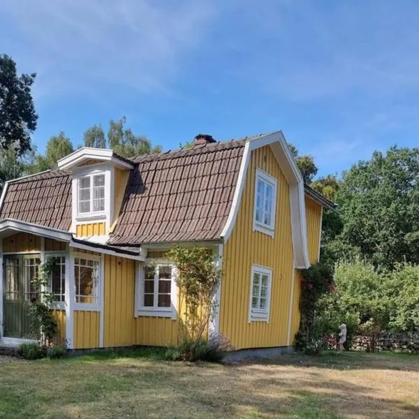 Trevliga stugor i Torhamn, perfekt för familjer, hotel en Karlskrona