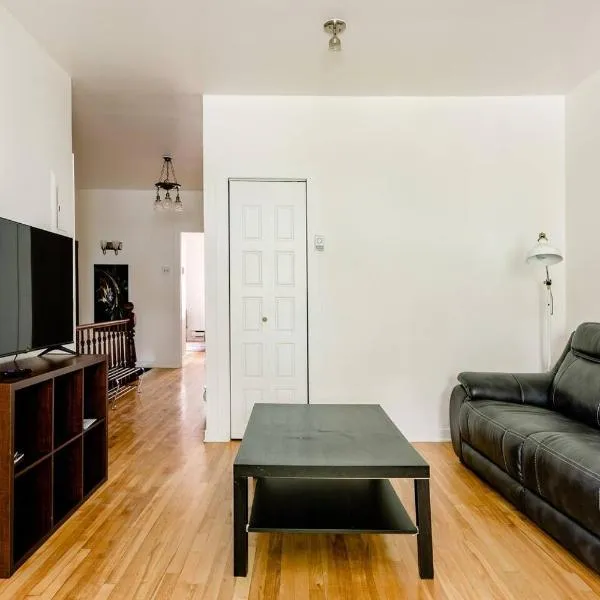 Heart of MTR for Memorable Experience 7minMetro 2 backyard Fully Equipped, hotel din Montréal