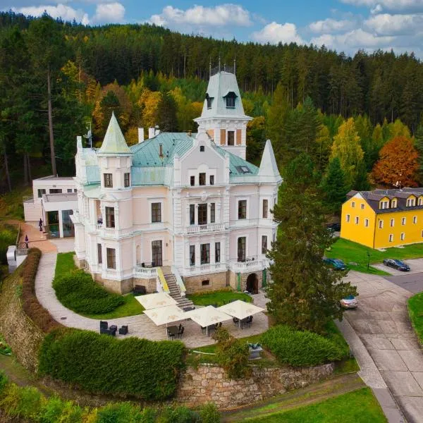 Hotel Château Cihelny: Loket şehrinde bir otel