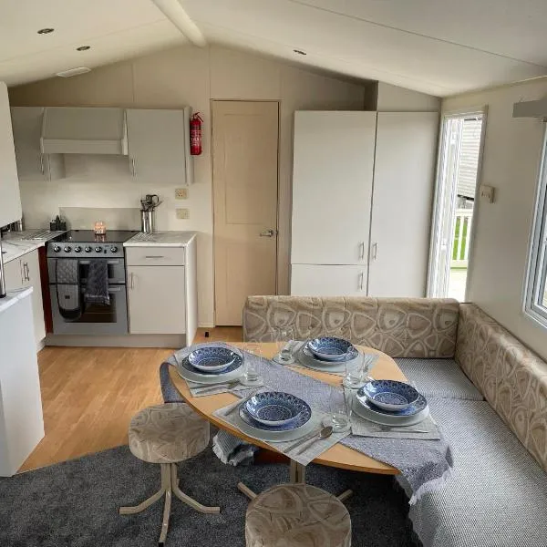 Whitstable 2 bed Fully Fitted Seaside Caravan, hotel sa Whitstable