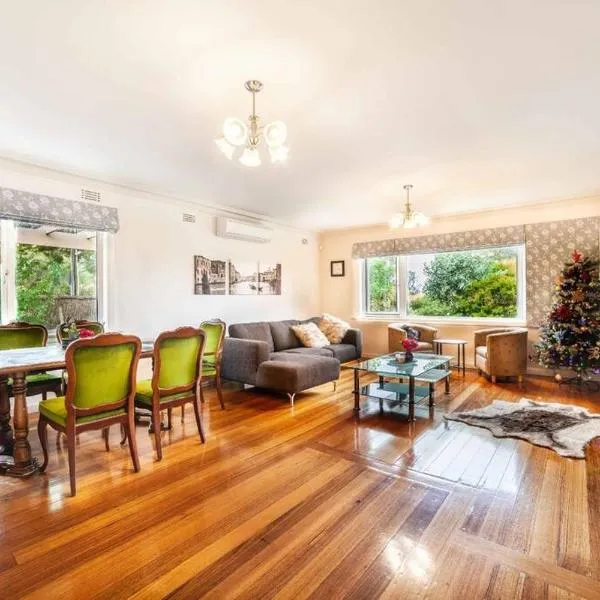 Spacious 3+2BR* house secluded in leafy gardens, hotel sa Glen Waverley